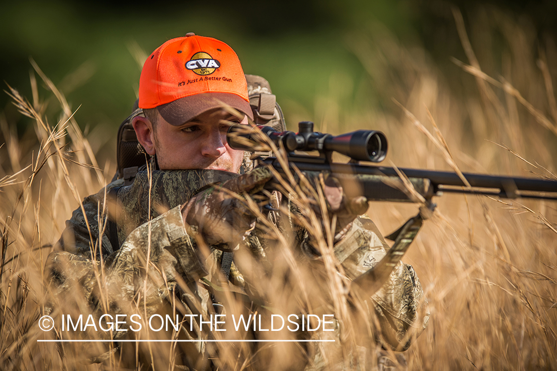 Hunter aiming muzzleloader.