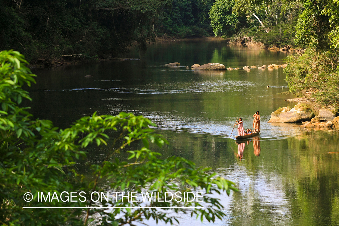 Locals floating up river, during Glolden Dorado flyfishing trip.