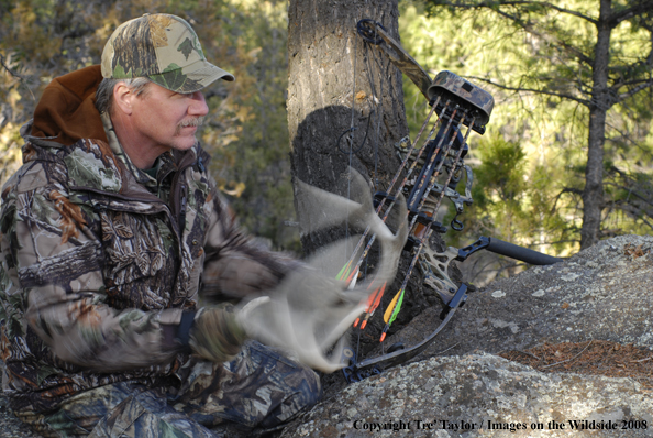 Bowhunter rattling horns